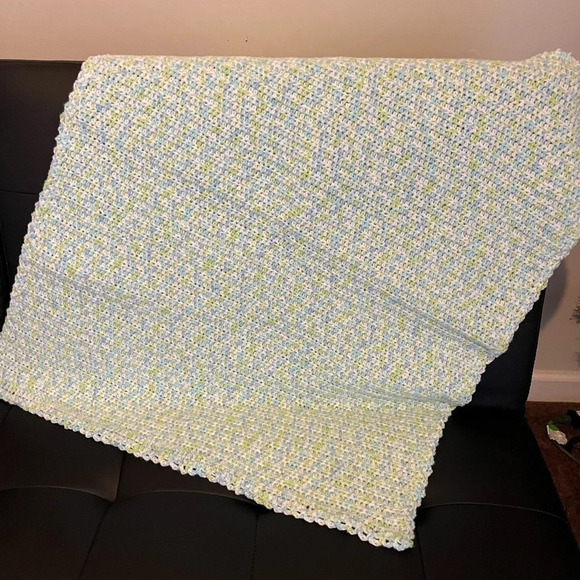 NWT Handmade. Crocheted baby blanket with small round border - Picture 2 of 3